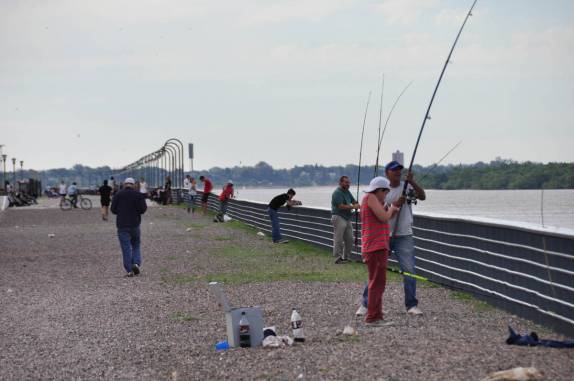 Pescadores e pedestres ao lado do rio Paraná, em Rosário, na Argentina